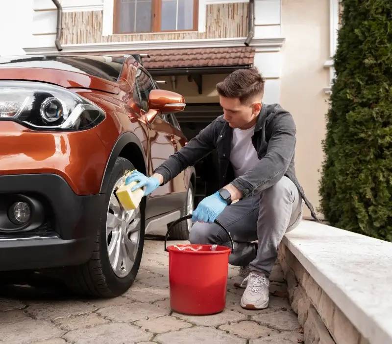 Lavage auto à domicile Pruniers-en-Sologne : professionnel intervenant sur un véhicule